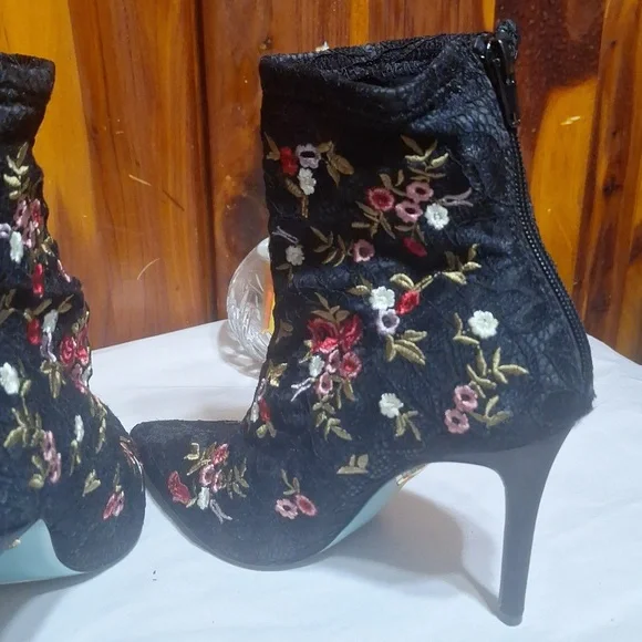 Besty Johnson Ankle Boots - Picture 6 of 15